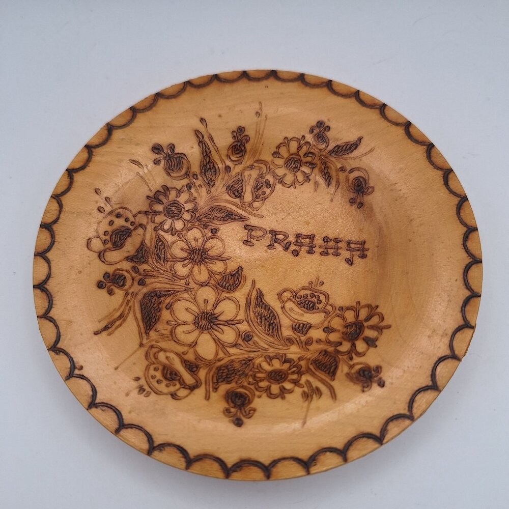 CZECH REPUBLIC HAND ENGRAVED WOODEN DECORATIVE PLATE WALL HANGING "PRAHA"